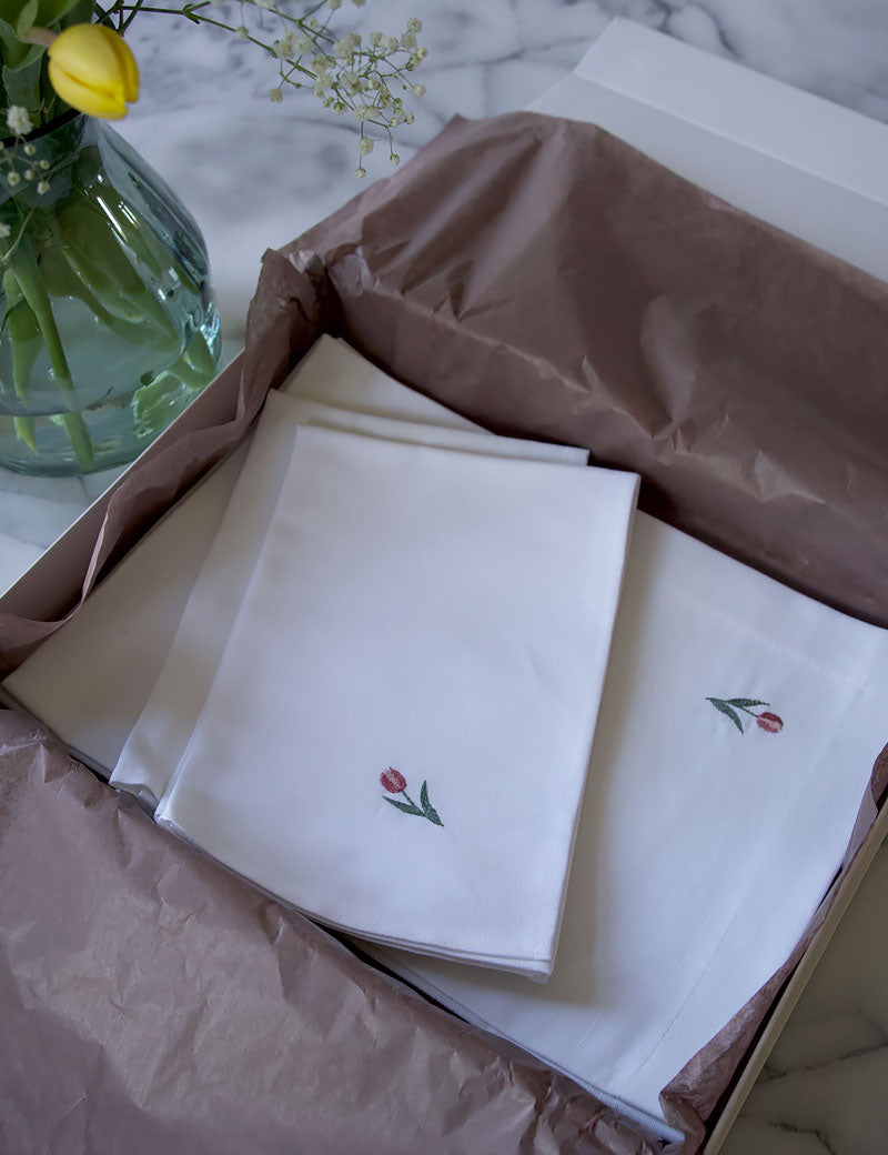 Gift set of table linen with tulips
