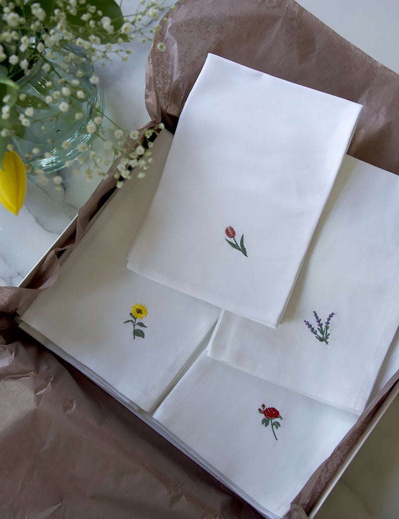 Geschenkset mit Tischwäsche mit Blumenmuster