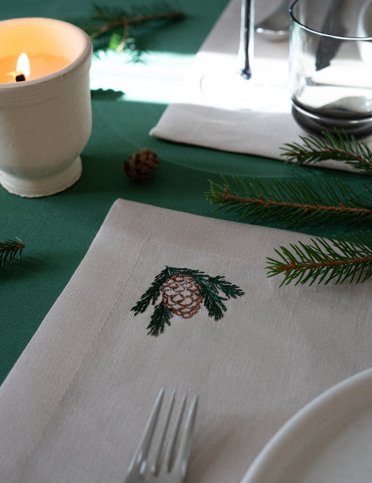Sets de table en lin beige avec pomme de pin brodée vert sapin
