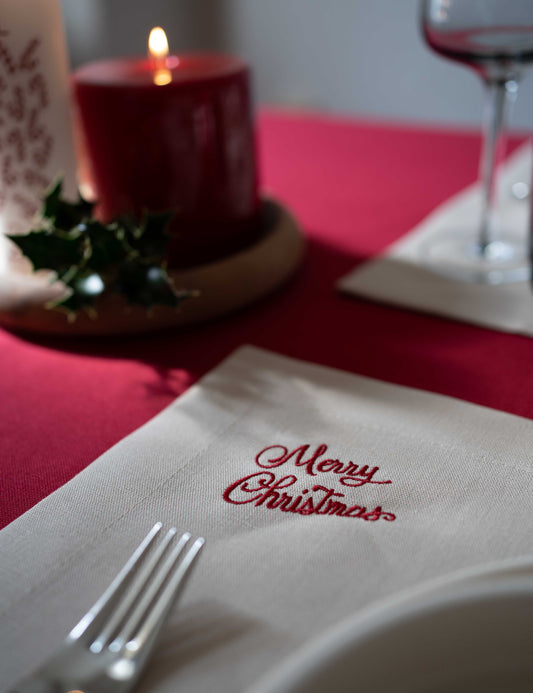 Sets de table en lin beige avec texte brodé "Merry Christmas" en rouge de Noël