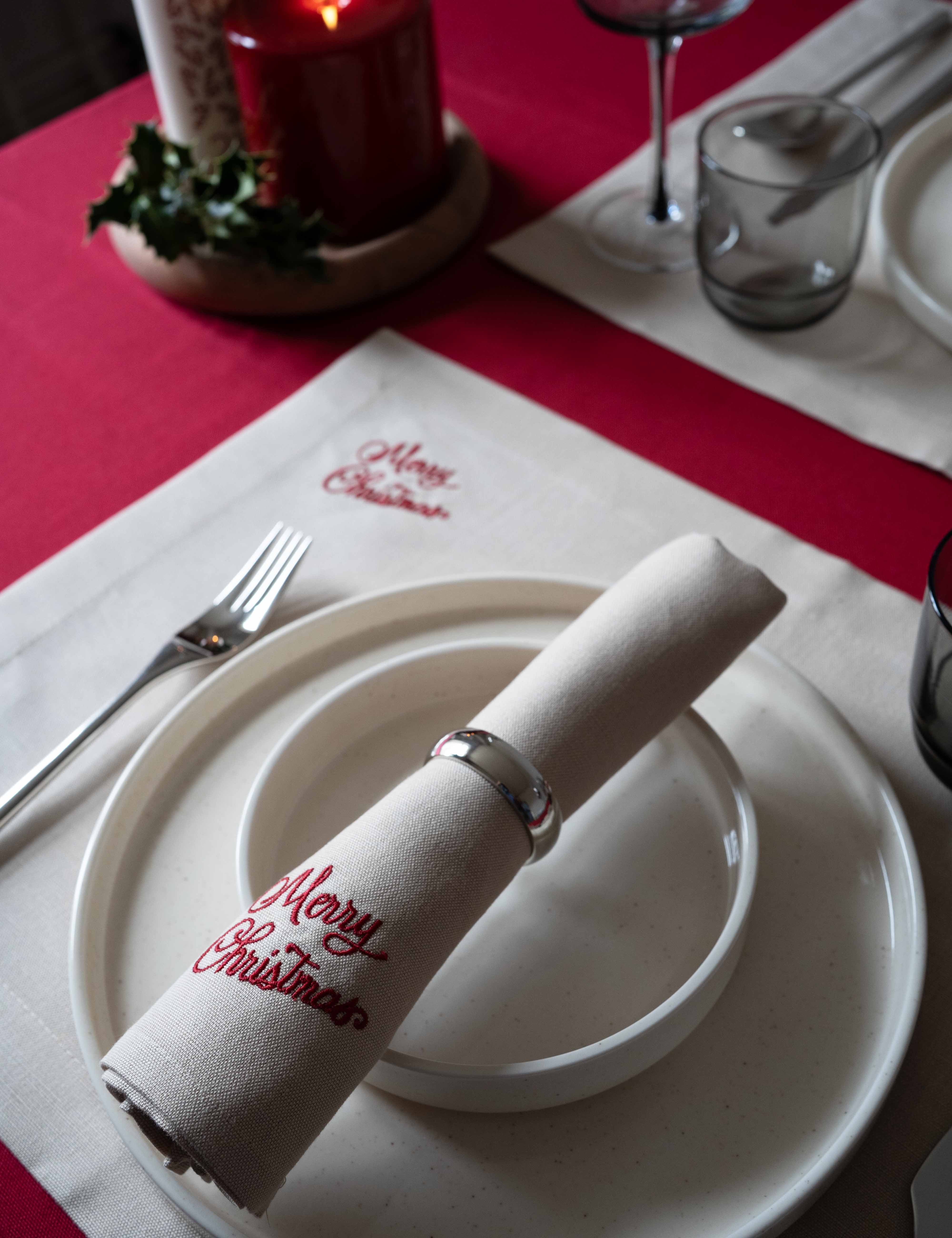 Serviettes de table en lin blanc avec lapin de Pâques brodé