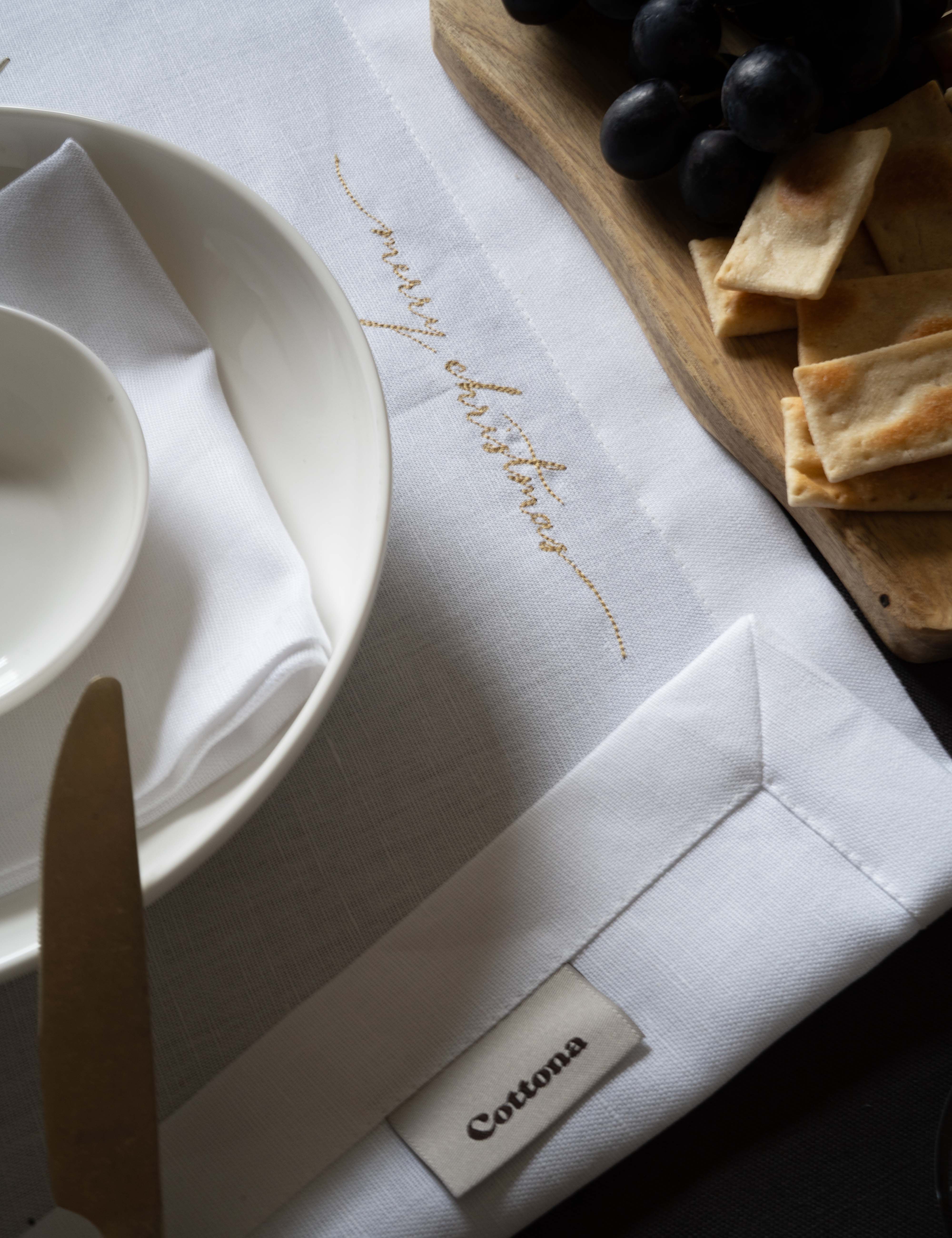 Sets de table en lin blanc avec texte brodé "Merry Christmas" en doré