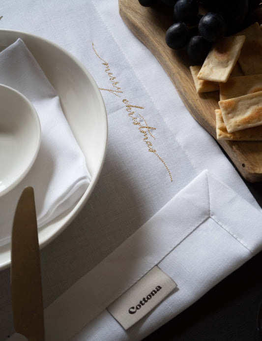 Sets de table en lin blanc avec texte brodé "Merry Christmas" en doré