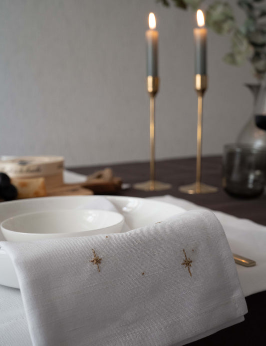 Serviettes de table en lin blanc avec lapin de Pâques brodé
