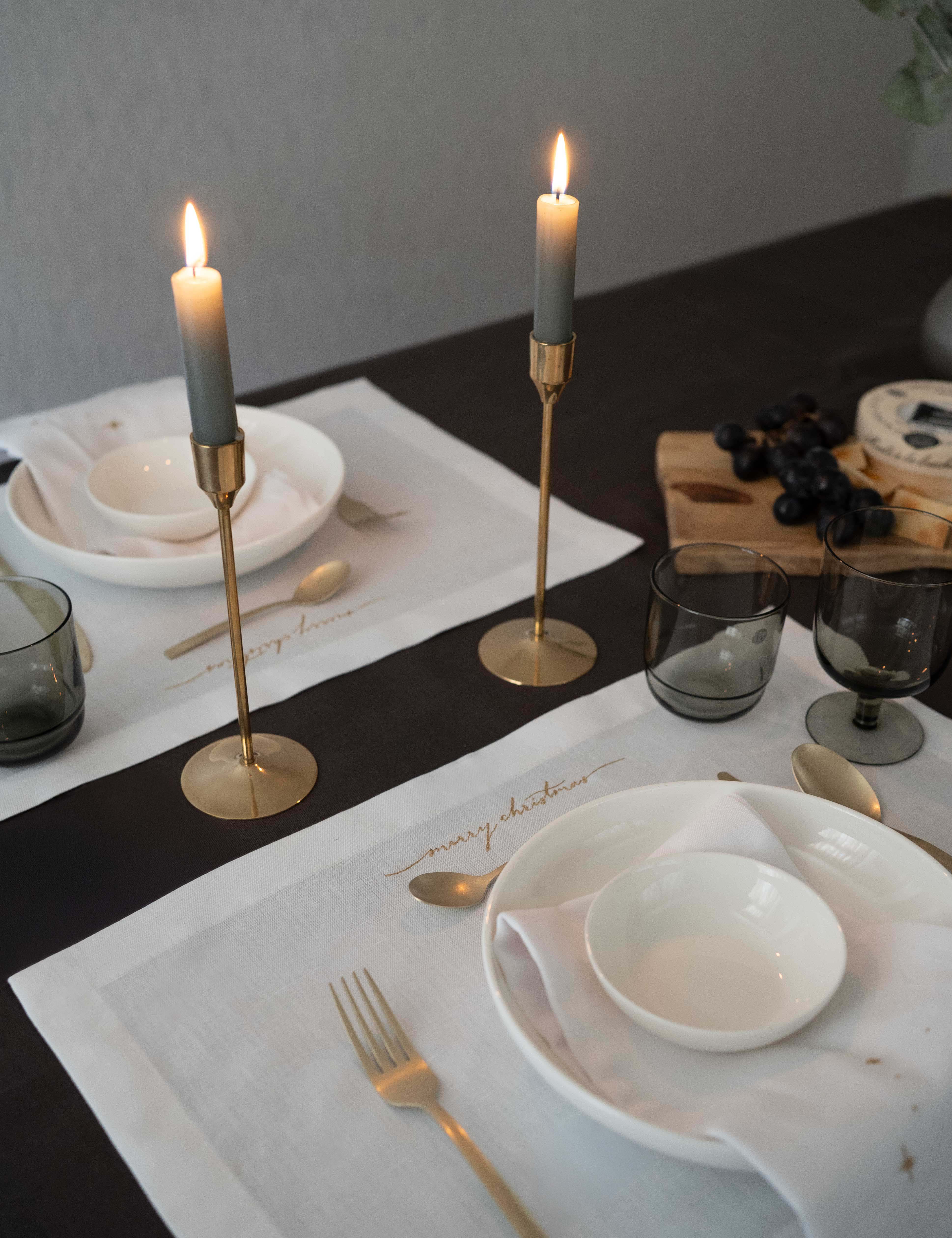 Sets de table en lin blanc avec texte brodé "Merry Christmas" en doré