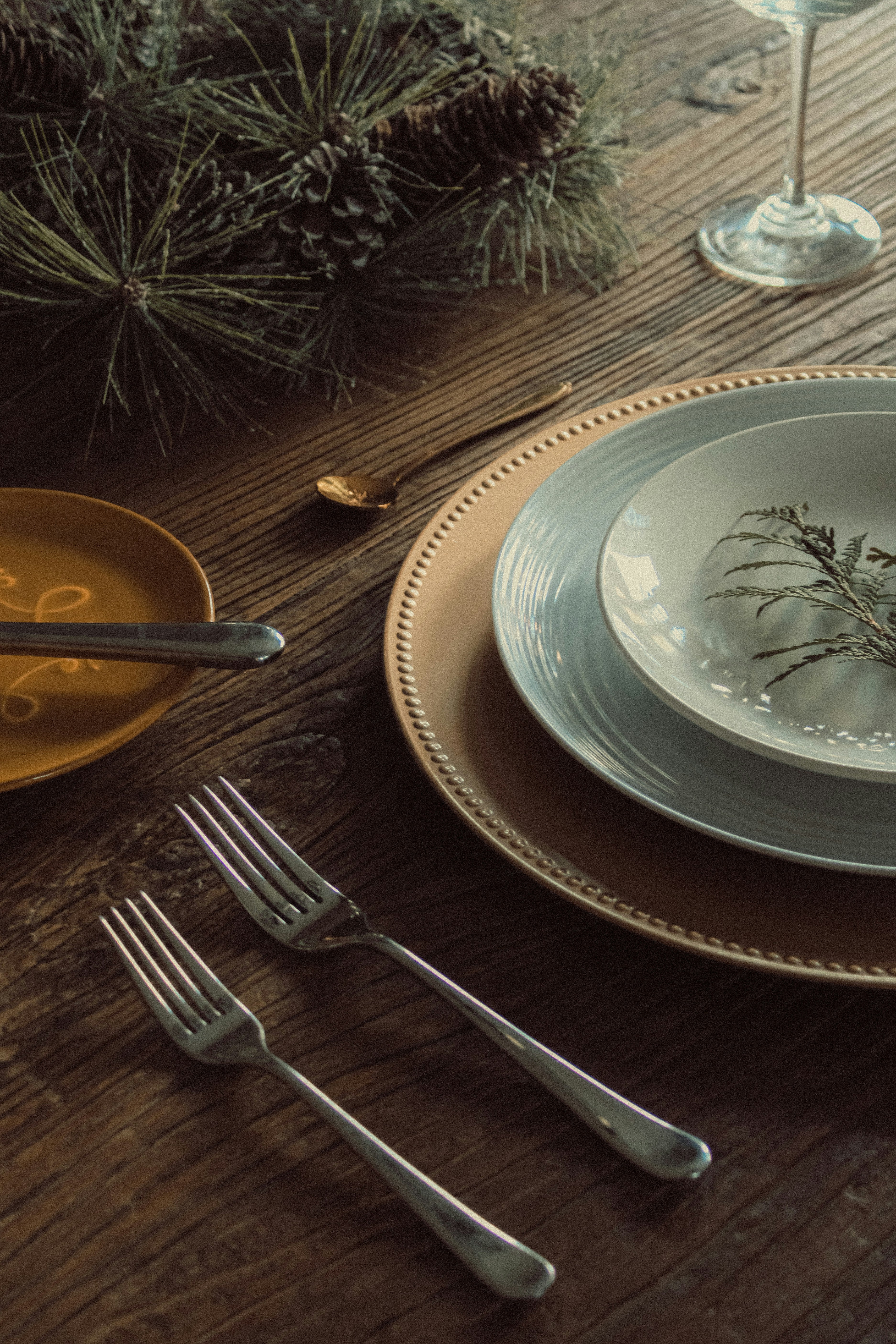 Sets de table en lin beige avec pomme de pin brodée vert sapin
