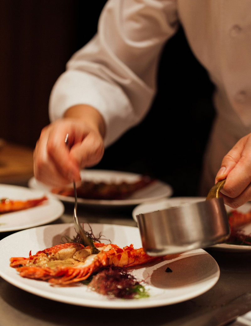 Servilletas de lino blancas con langosta bordada