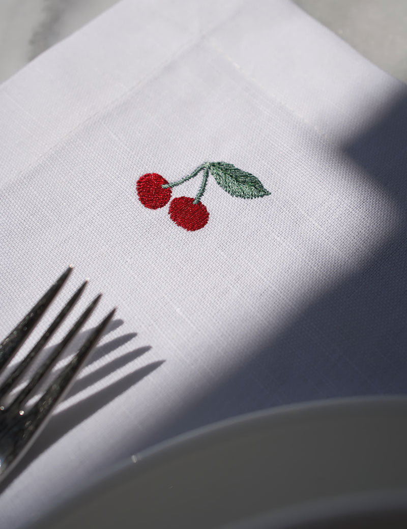 Tovagliette in lino bianco con ciliegia ricamata