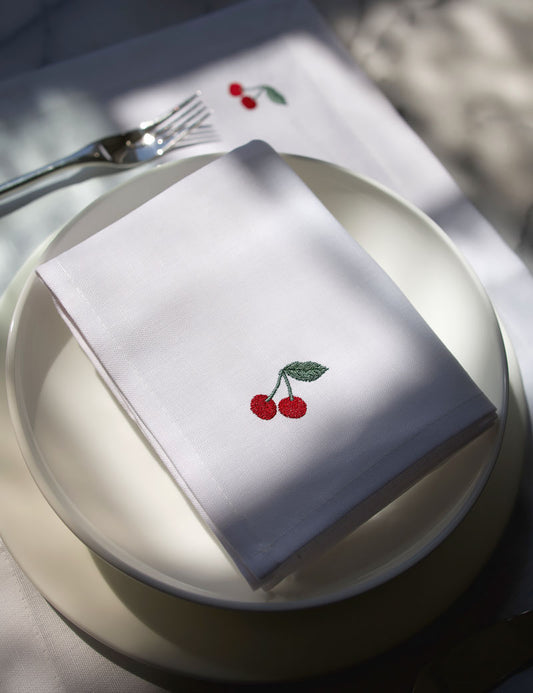 Serviettes en lin blanc avec cerise brodée
