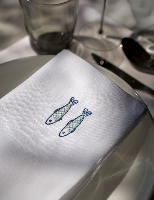 Serviettes en lin blanc ornées de poissons brodés