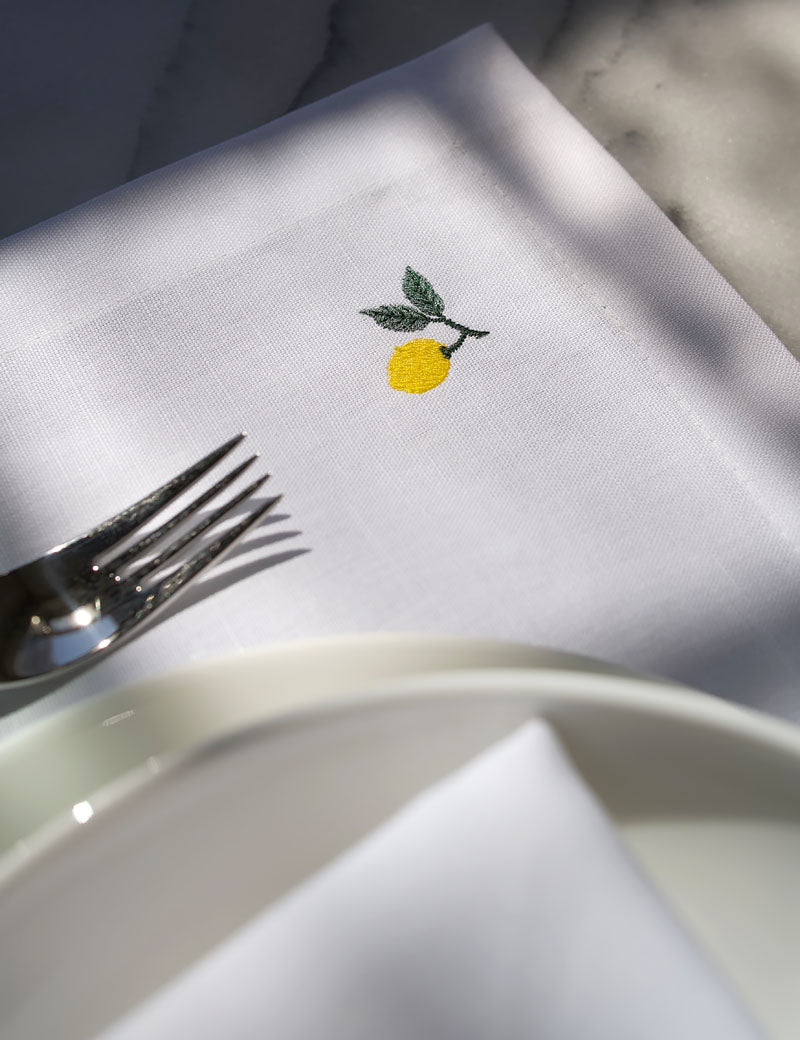 Sets de table en lin blanc avec citron brodé