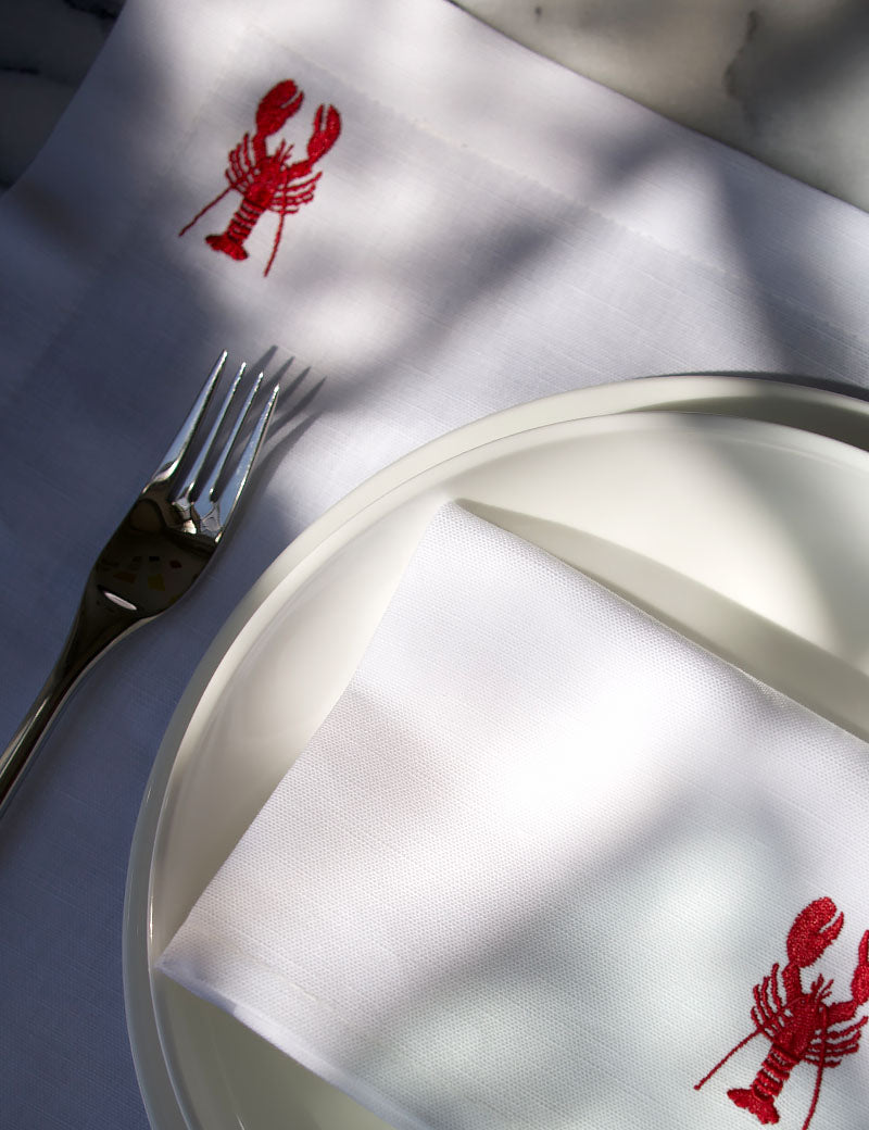 Sets de table en lin blanc avec homard brodé