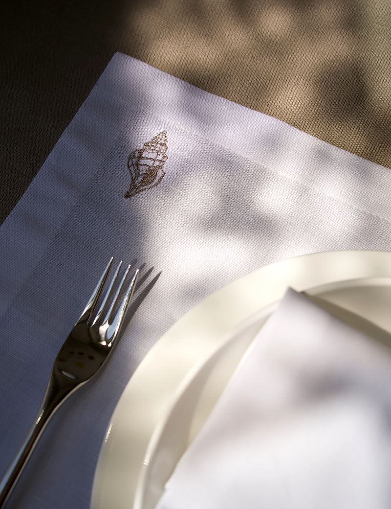 Sets de table en lin blanc avec coquillage brodé