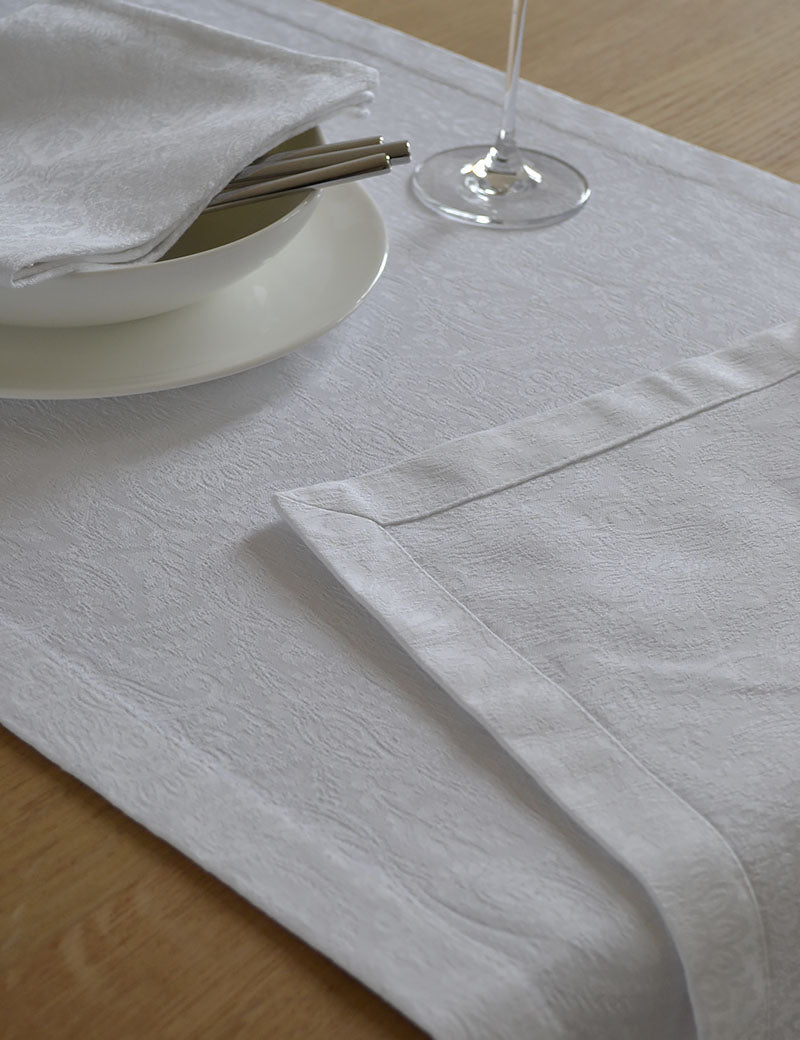 Table runner Damask Paisly White